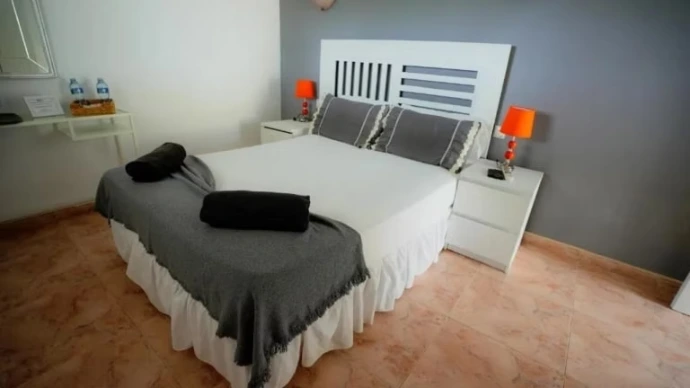 Recamara con almohadas grises