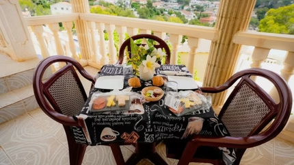 Mesa en terraza con alimentos de desayuno