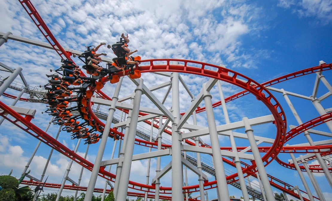 Vista de una montaña rusa de PortAventura