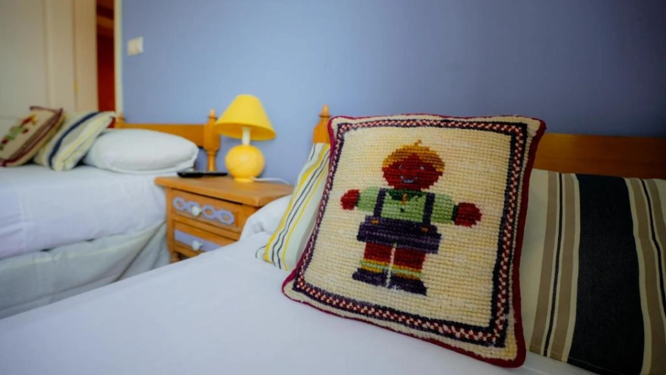 Cama con almohadon tejido con muñeco