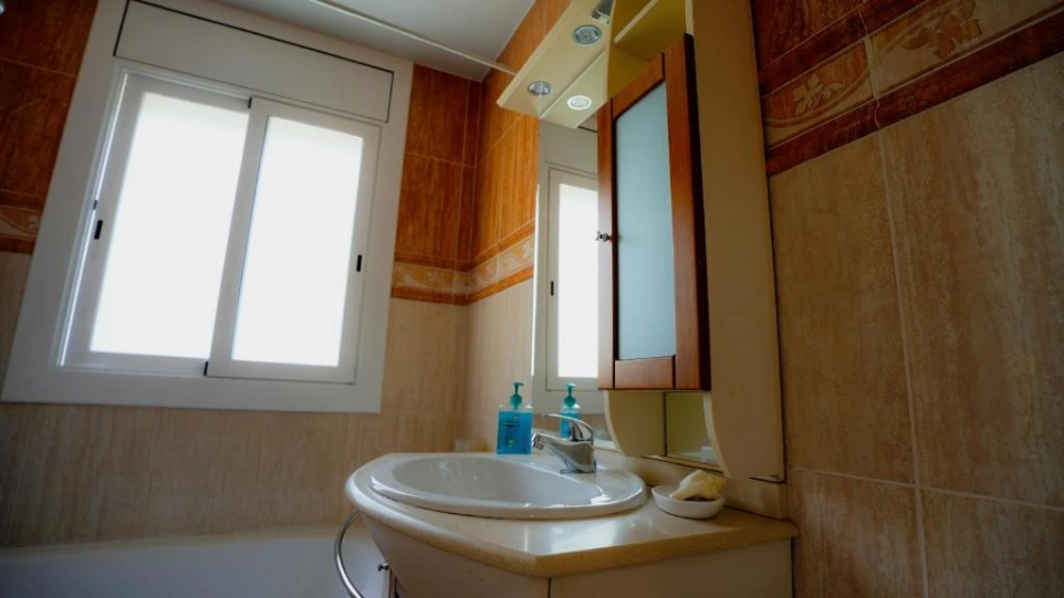 Lavabo con utensilios de higiene