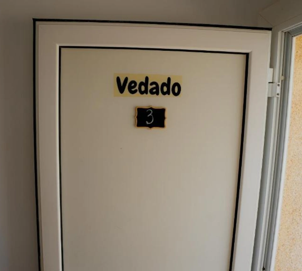 Puerta de Habitacion que dice Vedado