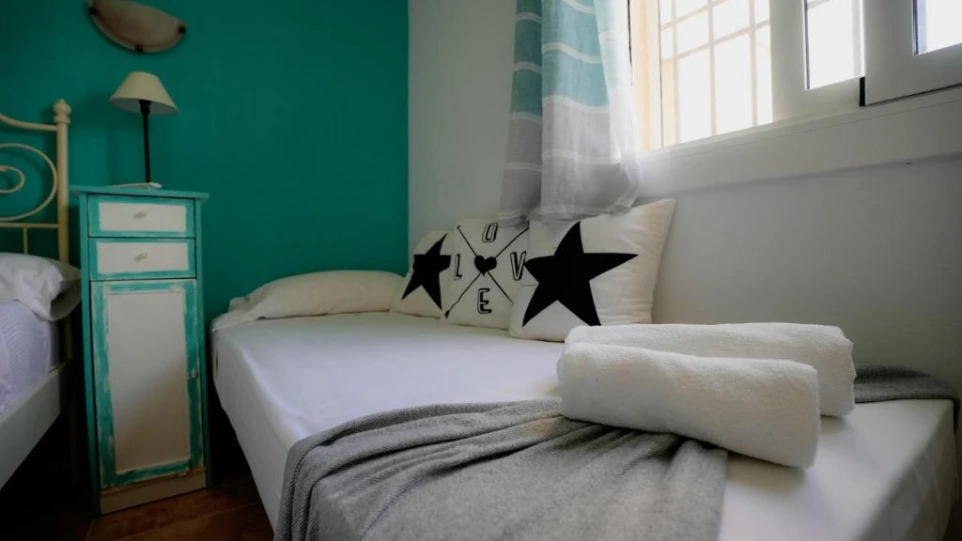 Sofa con almohadones y toallas