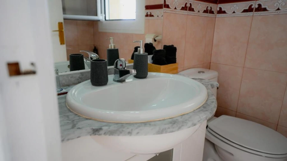 Lavabo con utensilios de higiene