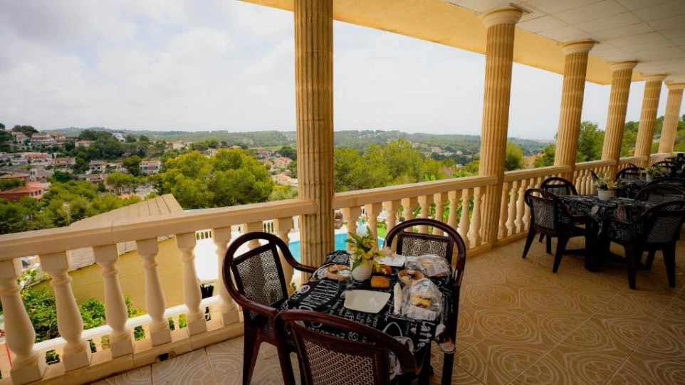 Terraza con mesa y vista al patio
