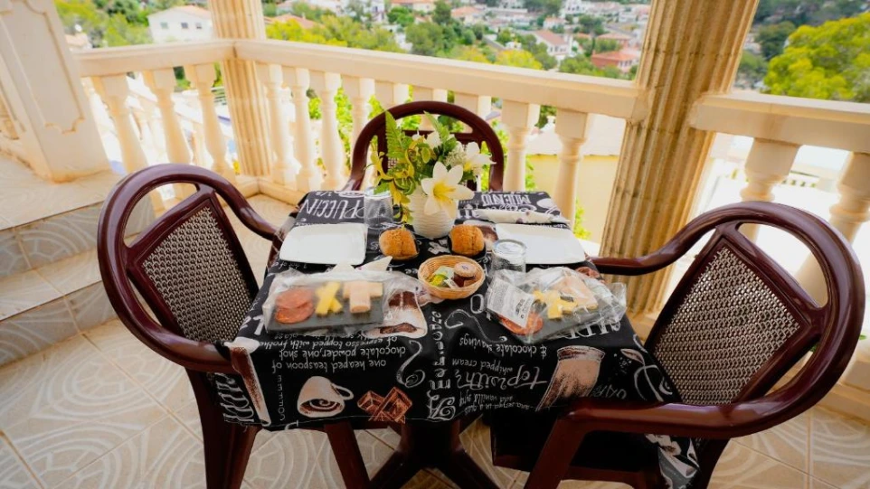Desayuno servido en la terraza