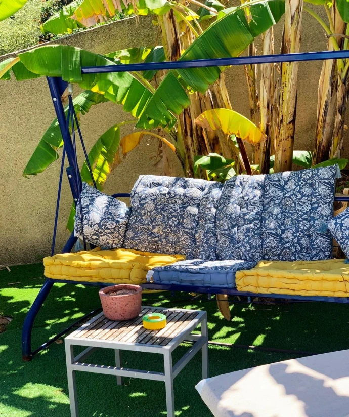 Columpio con mesa en el jardin