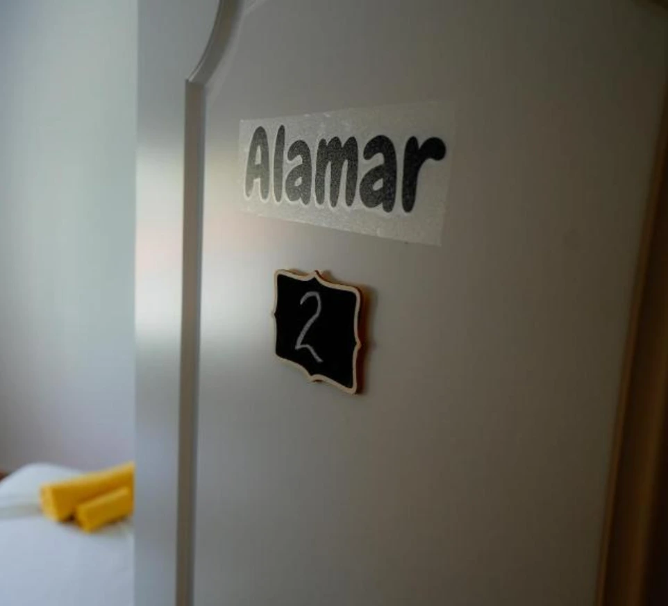 Puerta abriendose a habitacion