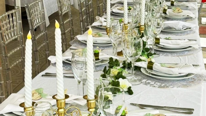 mesa de boda decorada en blanco