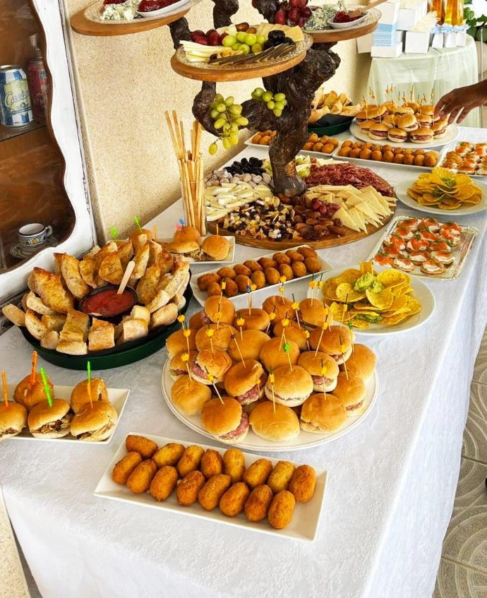 Mesa servida con Hors d’oeuvres